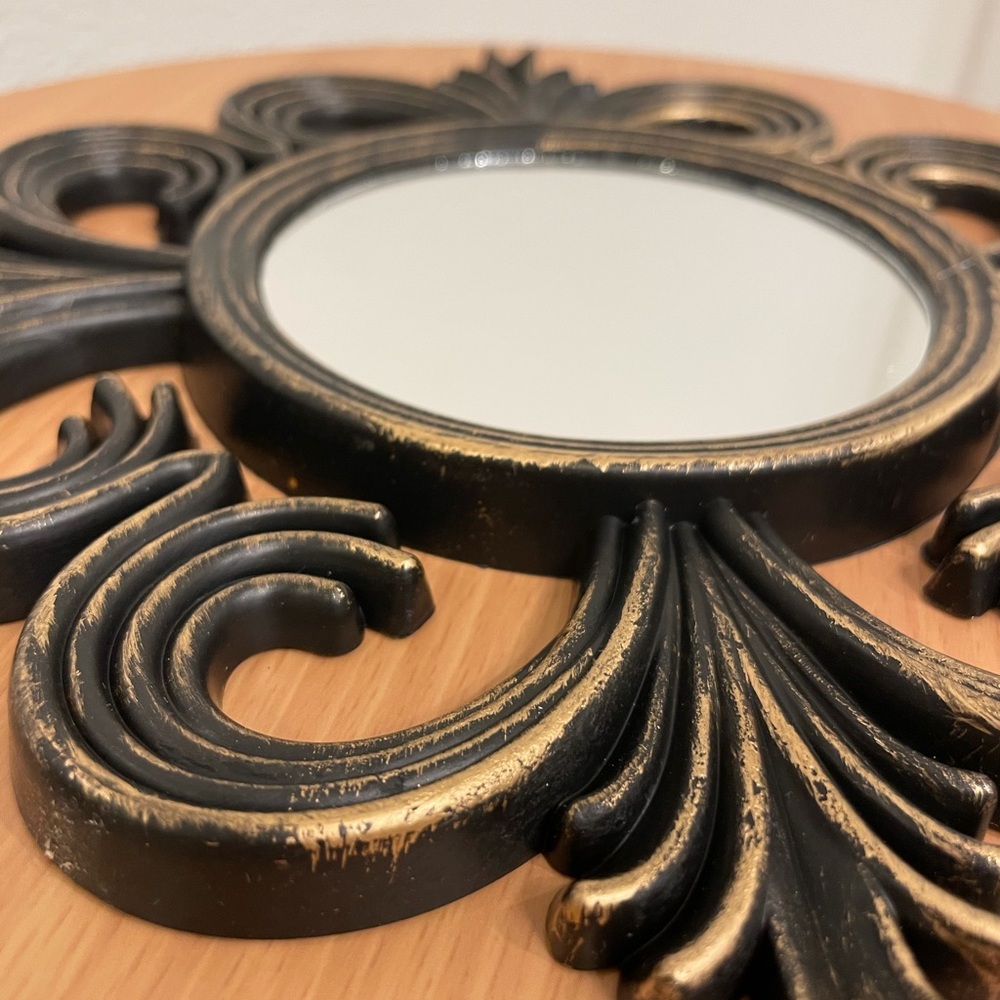 Decorative accent mirror with a stylish frame - Picture 2 of 4